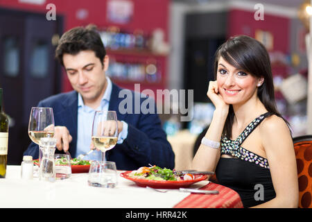 Heureux couple en train de dîner dans un restaurant de luxe Banque D'Images