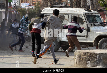 Srinagar, au Cachemire. 3e Mar, 2017. Les manifestants musulmans cachemiris attaquent un véhicule de police avec des pierres dans les vieilles à Srinagar, la capitale d'été du Cachemire sous contrôle indien, 03 mars 2017. Des protestations et des affrontements éclatent dans de nombreuses régions du Cachemire contre l'assassinat de la jeunesse par les forces gouvernementales pendant les soulèvements au Cachemire. L'appel à la manifestation a été donné par les dirigeants séparatistes du Cachemire. Credit : PACIFIC PRESS/Alamy Live News Banque D'Images