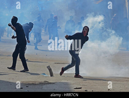 Srinagar, au Cachemire. 3e Mar, 2017. Les musulmans du Cachemire un manifestant renvoie une grenade lacrymogène dans de vieux à Srinagar, la capitale d'été du Cachemire sous contrôle indien, 03 mars 2017. Des protestations et des affrontements éclatent dans de nombreuses régions du Cachemire contre l'assassinat de la jeunesse par les forces gouvernementales pendant les soulèvements au Cachemire. L'appel à la manifestation a été donné par les dirigeants séparatistes du Cachemire. Credit : PACIFIC PRESS/Alamy Live News Banque D'Images