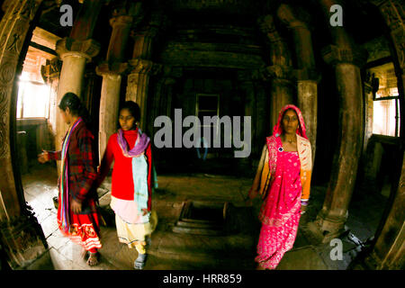 Les femmes indiennes à l'Parshwanath temple de Khajuraho, Madhya Pradesh, Inde Banque D'Images