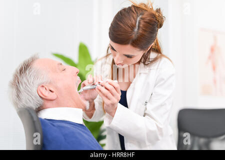 Médecin examinant un patient dans son bureau Banque D'Images