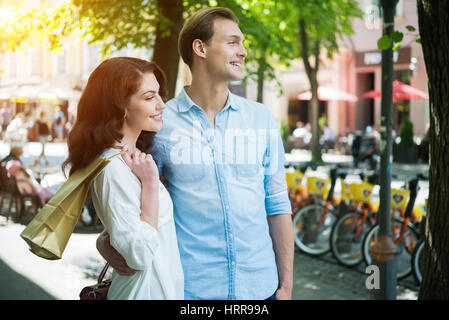 Heureux couple en train de marcher dans une rue de la ville Banque D'Images