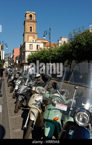 Vespas le long de la rue avec la cathédrale, Cattedrale dei Santi Filippo e Giacomo, Sorrento, Péninsule de Sorrente, Côte Amalfitaine Banque D'Images