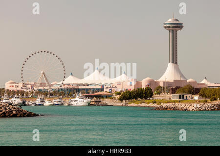 ABU DHABI, UAE - NOV 26, 2016 : Marina Mall et Marina Grande roue de l'Œil de la ville d'Abu Dhabi, Émirats Arabes Unis Banque D'Images