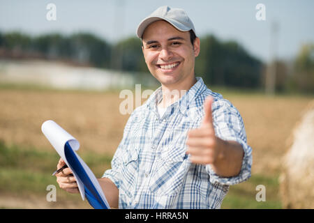 Portrait of a smiling farmer giving Thumbs up Banque D'Images