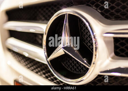 ABU DHABI, UAE - NOV 26, 2016 : Mercedes Benz logo de l'entreprise sur une voiture éclairée la nuit Banque D'Images