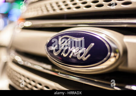 ABU DHABI, UAE - NOV 26, 2016 : Ford company logo sur une voiture éclairée la nuit Banque D'Images