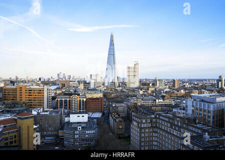 UK, Londres, vue aérienne sur le sud de Londres et le Fragment avec Canary Wharf dans le lointain Banque D'Images