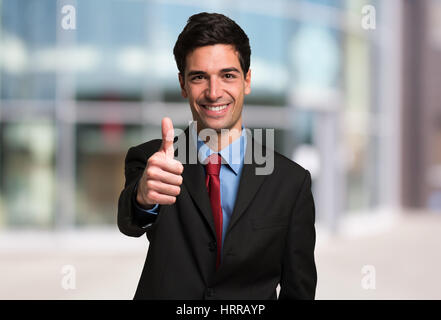 Confident businessman giving Thumbs up, la réussite de l'entreprise concept Banque D'Images