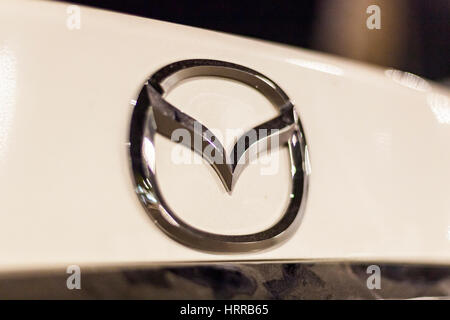 ABU DHABI, UAE - NOV 26, 2016 : Mazda logo de l'entreprise sur une voiture éclairée la nuit Banque D'Images