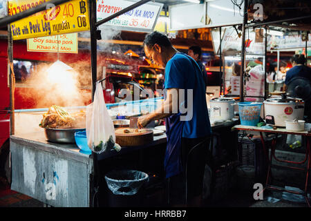 Chiang Mai, Thaïlande - 27 août 2016 : la cuisson des aliments au marché du samedi soir le 27 août 2016 à Chiang Mai, Thaïlande. Banque D'Images