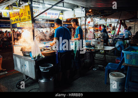 Chiang Mai, Thaïlande - 27 août 2016 : Père et bien la cuisson des aliments au marché du samedi soir le 27 août 2016 à Chiang Mai, Thaïlande. Banque D'Images