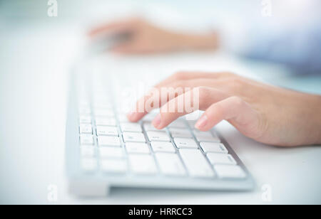 Détail des mains de la saisie sur un clavier. Très faible profondeur de champ Banque D'Images