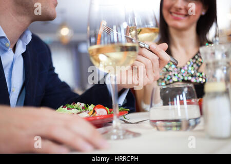 Couple en train de dîner dans un restaurant et Banque D'Images