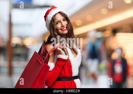 Portrait of a young smiling woman doing shopping avant Noël Banque D'Images