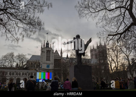 Les bandes de couleur sur un écran TV géant vu à la place du Parlement et à l'extérieur de l'abbaye de Westminster, le 20 février 2017, à Londres, en Angleterre. Les barres de couleur SMPTE est un modèle de test utilisé à la télévision où le standard vidéo NTSC est utilisé, y compris des pays d'Amérique du Nord. La Society of Motion Picture and Television Engineers (SMPTE) fait référence à ce modèle de test comme ligne directrice de l'ingénierie par exemple 1-1990. Banque D'Images