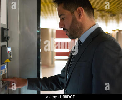 À l'aide d'un distributeur automatique de banlieue dans une station de métro Banque D'Images