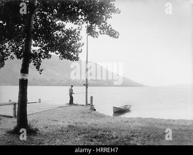 L'homme Pêche sur le lac, Quai Skaneateles, New York, USA, Detroit Publishing Company, 1900 Banque D'Images