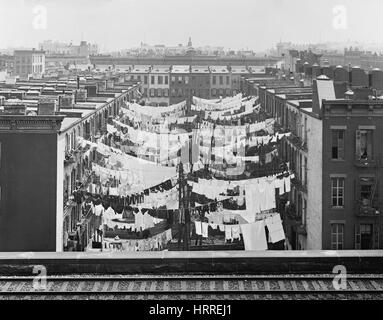 Blanchisserie accroché entre bâtiments, Park Avenue et 107th St, New York City, New York, USA, Detroit Publishing Company, 1900 Banque D'Images