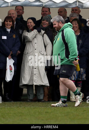 La princesse royale, avec sa fille Zara derrière elle, voit son gendre Mike Tindall (non représenté) jouer dans un match amical à Minchinhampton Rugby Club dans le Gloucestershire, où la princesse a ouvert officiellement le nouveau pavillon. Banque D'Images