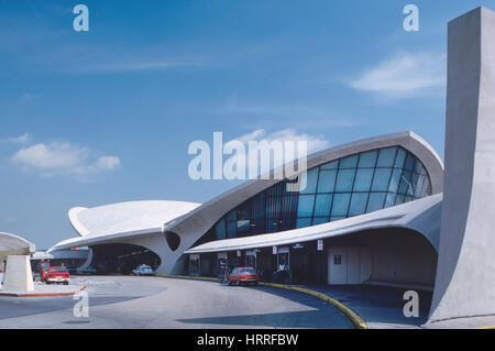 Trans World Airlines Terminal, l'aéroport John F. Kennedy (anciennement Manau), New York City, New York, USA, conçu par Eero Saarinen, photographié par Balthazar, Korab, 1963 Banque D'Images