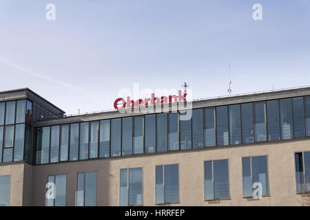 PRAGUE, RÉPUBLIQUE TCHÈQUE - 3 mars : à partir de la 3-Banken-Gruppe Oberbank logo de l'entreprise sur le bâtiment de l'administration centrale tchèque le 3 mars 2017 à Prague, République tchèque r Banque D'Images