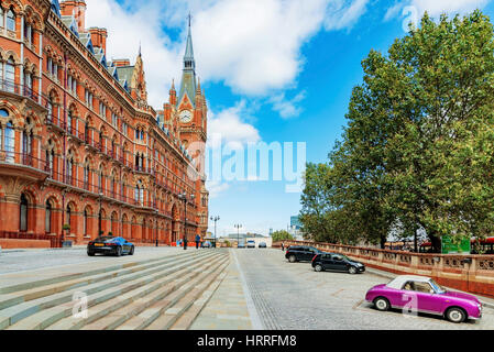 Londres - le 22 août : c'est l'extérieur de la gare St Pancras où les gens viennent de voyager avec l'eurostar vers d'autres parties de l'Europe sur l'augus Banque D'Images