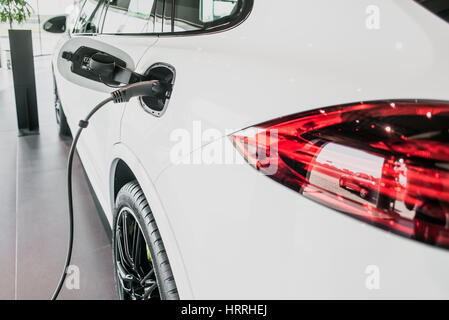 Kiev, Ukraine - août 7th, 2016 : Porsche Macan blanc en show room Banque D'Images