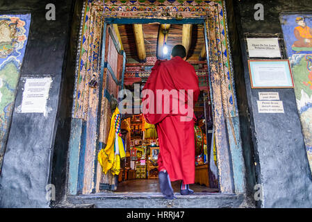 Thiksey, Inde - Août 24, 2015 : un moine bouddhiste d'entrer dans la salle de prière du monastère de Thiksey la Puja, un rituel de prière