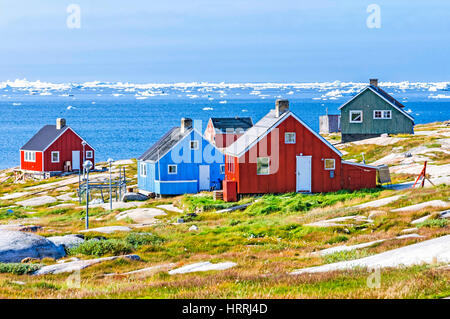 Les maisons colorées de Rodebay, au Groenland. L'établissement est situé sur une petite péninsule surplombant au large du continent dans l'est de la baie de Disko Banque D'Images