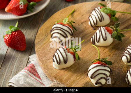 Des fraises au chocolat blanc fait maison pour la Saint-Valentin Banque D'Images