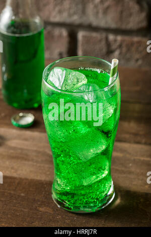 Vert Lime Soda Pop rafraîchissante dans un verre glacé Banque D'Images