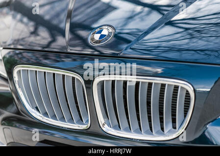 Kiev, Ukraine - 25 Apr 2013 : Bmw motor company d'un insigne à l'avant d'une voiture bleue. BMW est une moto, automobile allemand et le moteur manufacturin Banque D'Images
