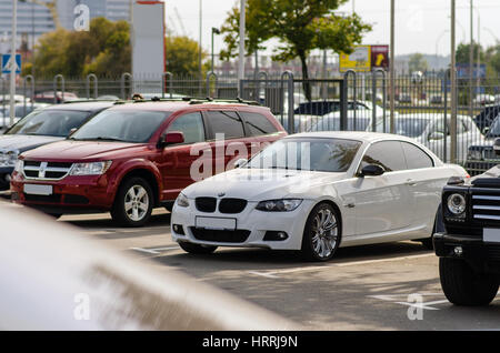 Kiev, Ukraine - avril 15th, 2013 : White motor car BMW E92 M3 cabrio en vente. Banque D'Images