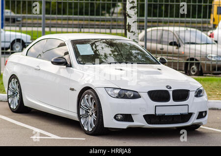 Kiev, Ukraine - avril 15th, 2013 : White motor car BMW E92 M3 cabrio en vente. Banque D'Images