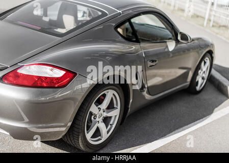 Kiev, Ukraine - avril 4th, 2014 : séance photo de Porsche Cayman près de centre automobile Porsche 'Aéroport de Kiev" Banque D'Images