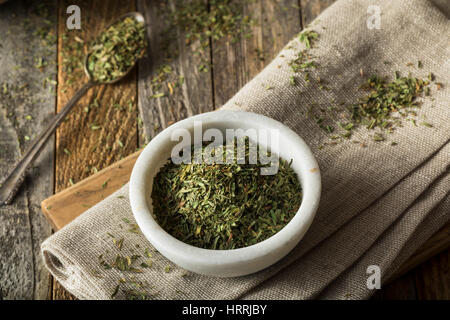 Matière sèche organique dans un bol d'Épices Estragon Banque D'Images