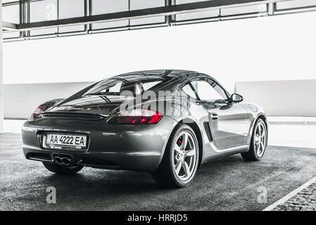 Kiev, Ukraine - avril 4th, 2014 : séance photo de Porsche Cayman près de centre automobile Porsche 'Aéroport de Kiev" Banque D'Images