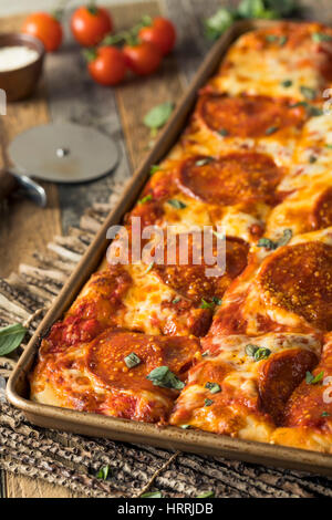 Pan pizza sicilienne pepperoni fait maison prêt à manger Banque D'Images