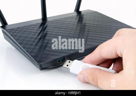 Wi-fi sans fil moderne routeur avec serveur DLNA. Media player de disque flash USB Banque D'Images