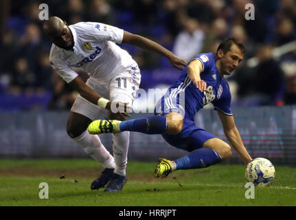 Le Leeds United Souleymane Doukara (à gauche) et Birmingham City's Robert Tesche bataille pour le ballon pendant le match de championnat de pari Ciel à St Andrews, Birmingham. Banque D'Images