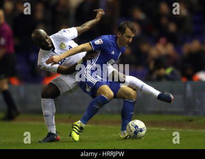 Le Leeds United Souleymane Doukara (à gauche) et Birmingham City's Robert Tesche bataille pour le ballon pendant le match de championnat de pari Ciel à St Andrews, Birmingham. Banque D'Images