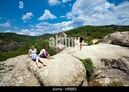 Météores, Grèce - Juillet 2010 : les touristes en Grèce vue panorama des formations rocheuses des Météores Banque D'Images