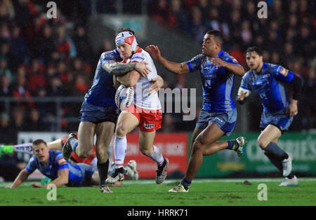 St Helens' Theo Fages brise Wakefield Trinity Wildcats' Reece Lyne (à droite) au cours de la Super League Betfred match au stade totalement méchants, St Helens. Banque D'Images