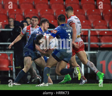 St Helens' Ryan Morgan marque un essai au cours de la Super League Betfred match au stade totalement méchants, St Helens. Banque D'Images