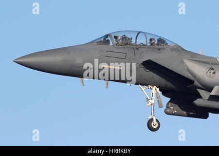 Gros plan du nez d'un USAF F-15E Strike Eagle qu'il atterrit à là qu'est la base de la RAF Lakenheath. L'insigne sur la consommation présente le 492e FS. Banque D'Images