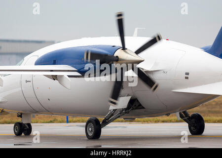Un petit avion à hélice privé secondes avant de prendre l'avion à la piste à l'aéroport de Sofia. Banque D'Images