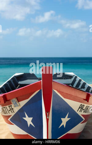 Drapeau PORTORICAIN YOLA PEINT CRASH BATEAU DE PÊCHE PLAGE BATEAU PORTO RICO AGUADILLA Banque D'Images