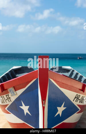 Drapeau PORTORICAIN YOLA PEINT CRASH BATEAU DE PÊCHE PLAGE BATEAU PORTO RICO AGUADILLA Banque D'Images