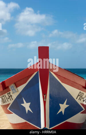 Drapeau PORTORICAIN YOLA PEINT CRASH BATEAU DE PÊCHE PLAGE BATEAU PORTO RICO AGUADILLA Banque D'Images